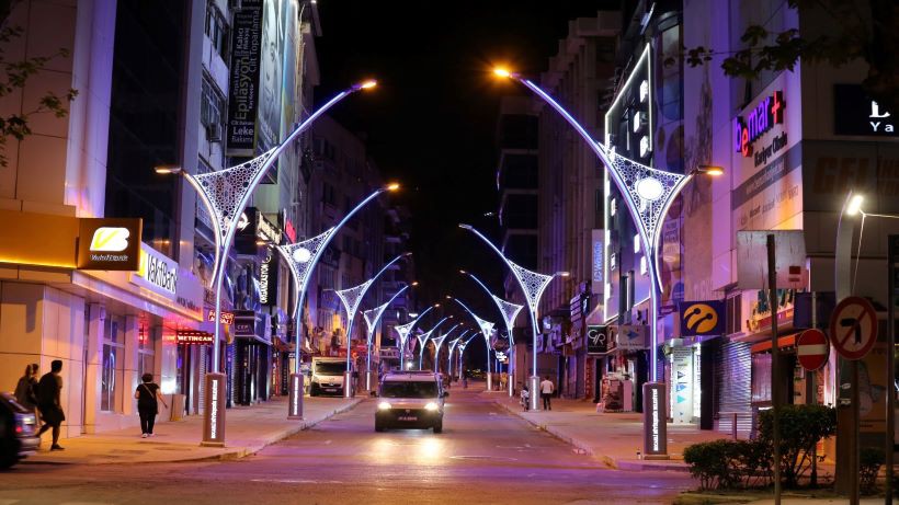 Alemdar Caddesi ışıl ışıl oldu