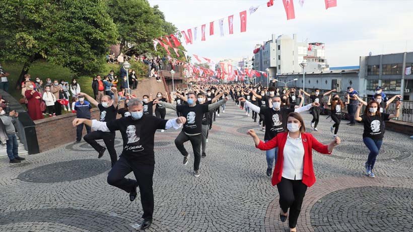 Başkan Hürriyet, bin kişilik dev ekiple Cumhuriyet Bayramı’nda zeybek oynadı