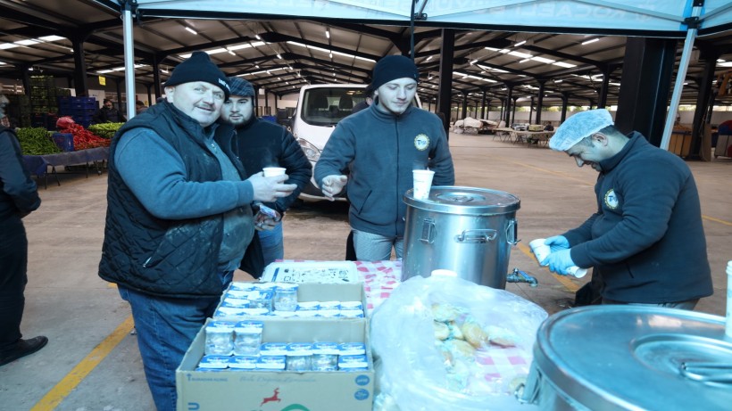 Büyükşehir’den Kartepe’de pazarcıya sabah çorbası