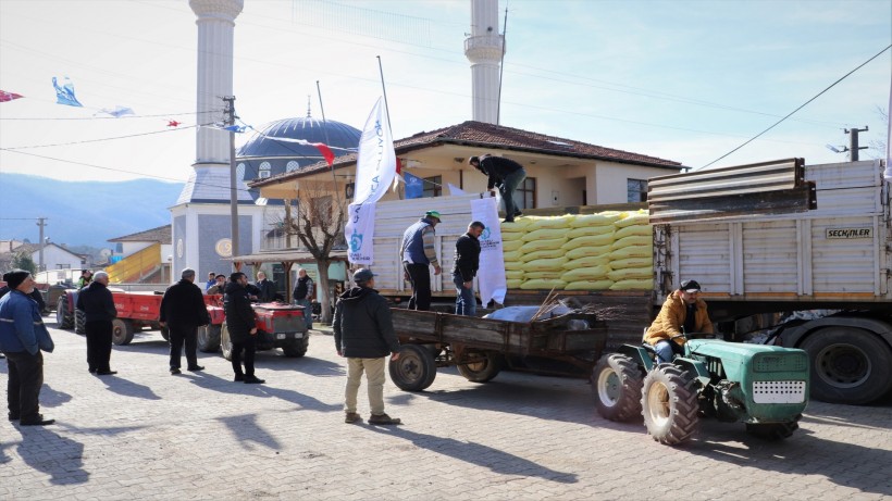 Büyükşehir’in gübre desteği çiftçilerin yüzünü güldürüyor