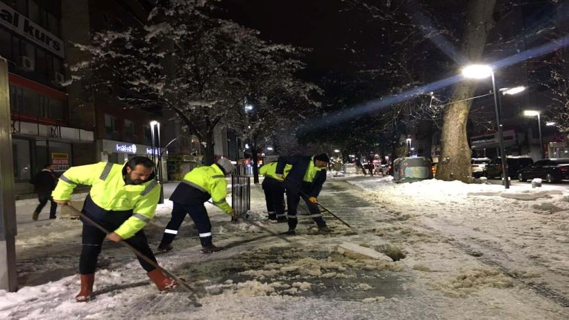 Büyükşehir’in kar mesaisi devam ediyor