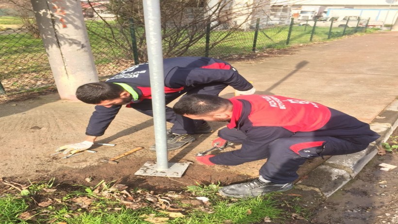 Büyükşehir, yıpranan yön ve trafik levhalarını yeniliyor