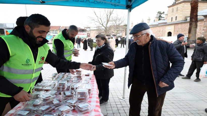 Büyükşehirden kandil akşamında simit ve tatlı ikramı