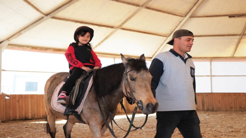 Çocuklar at binmeyi çok sevdi