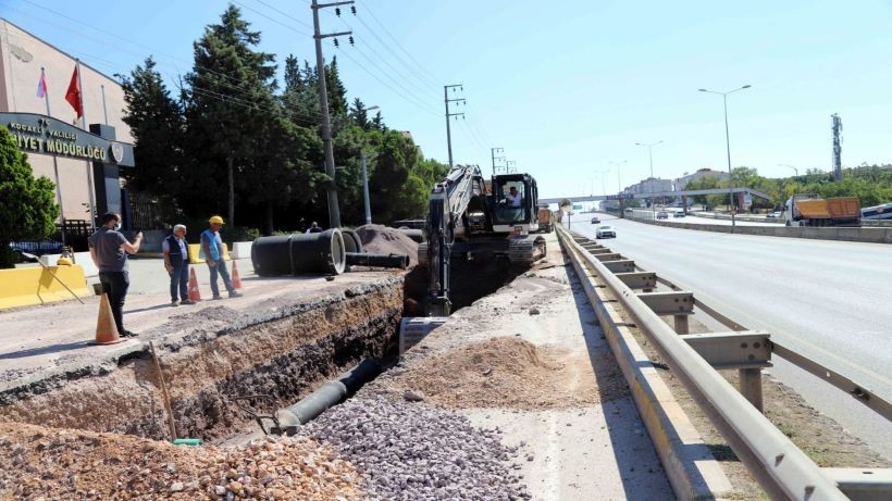 Derince İstiklal Caddesi’nde altyapı çalışmaları yapılıyor