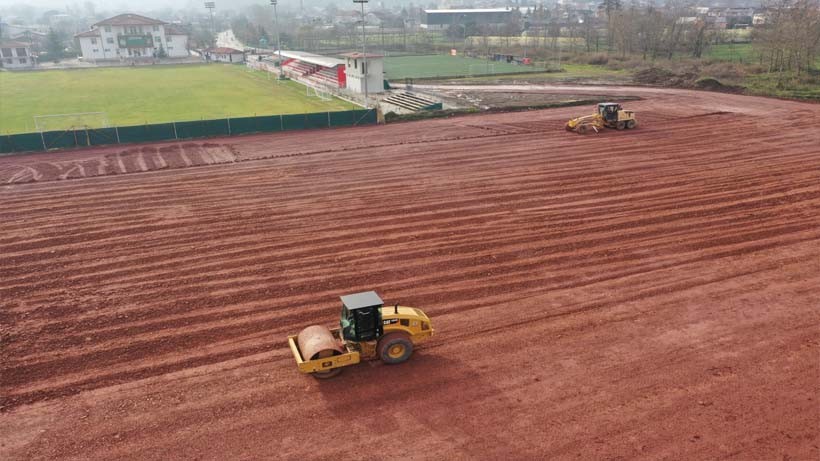 FIFA standartlarında futbol sahasında çalışmalar sürüyor