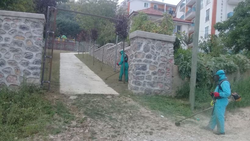 İzmit Belediyesi ekipleri park bakım çalışmalarına ara vermiyor