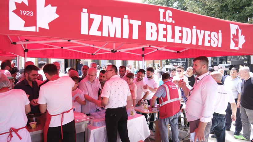 İzmit Belediyesi, şehitlerimiz için helva ve cüz dağıttı