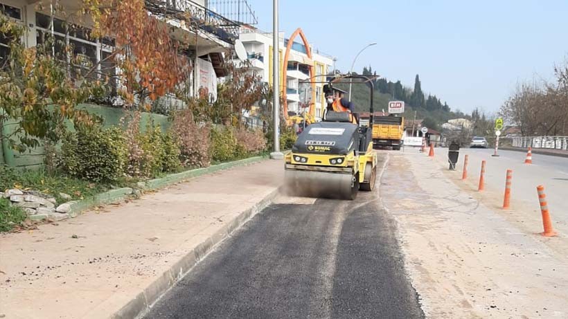 Kent genelindeki yollar bakımdan geçiyor