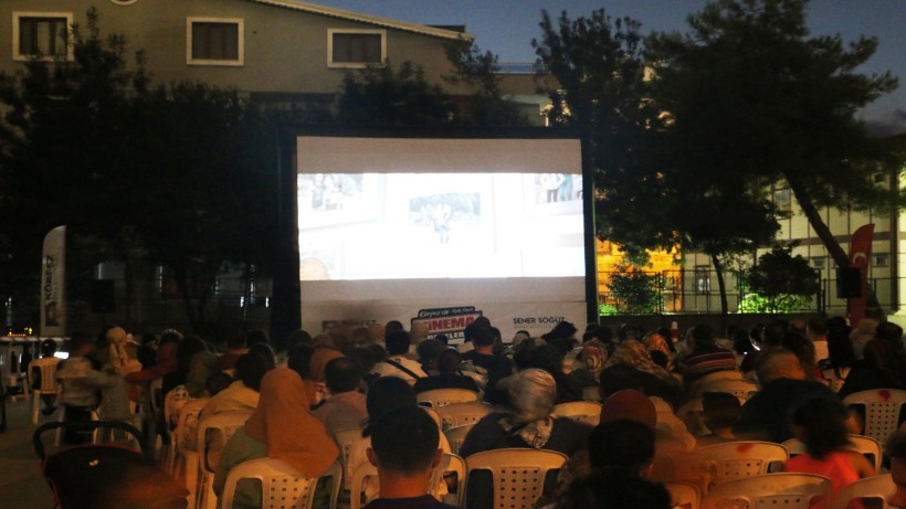 Körfez’de açık hava sinema keyfi sürüyor