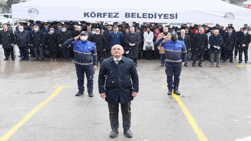 Körfez’de Çanakkale Şehitleri kar yağışı altında anıldı