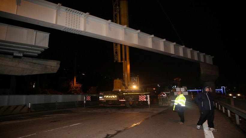 Kuruçeşme tramvay köprüsünün kiriş montajları tamamlanıyor