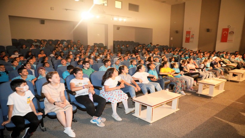 ‘Nasreddin Hoca’ eğlendirirken öğretti