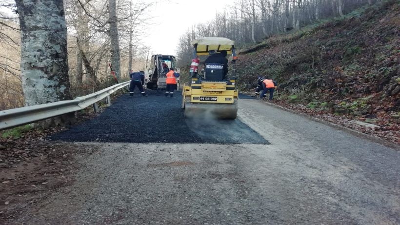 Sokağa çıkma kısıtlamasında yollara asfalt çekiliyor