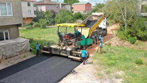 Altyapı sonrası yollar asfaltlanıyor