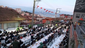 Başkan Büyükakın, Gültepelilerle birlikte iftar yaptı