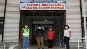 Büyükşehir, sokağa atılan aileye sahip çıktı