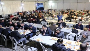 İlk iftarı ‘Kardeşlik Çadırı’nda açtılar