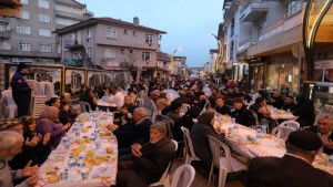 İzmit Belediyesinin halk iftarına Kuruçeşmeliler akın etti