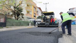 Menderes Caddesi’ne bin ton sıcak asfalt