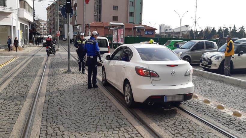 Tramvay yoluna park edilen araçlar çekiliyor İdari para cezası da uygulanıyor