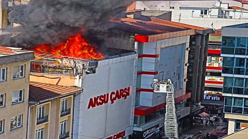 Yangında mahsur kalan engelli çalışanı İzmit Zabıtası kurtardı